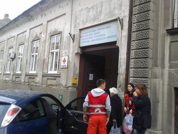 Humanitarna pomoć se organizovano prikuplja u prostorijama Crvenog krsta…