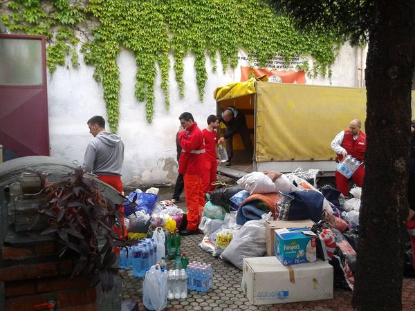 Humanitarna pomoć se organizovano prikuplja u prostorijama Crvenog krsta…