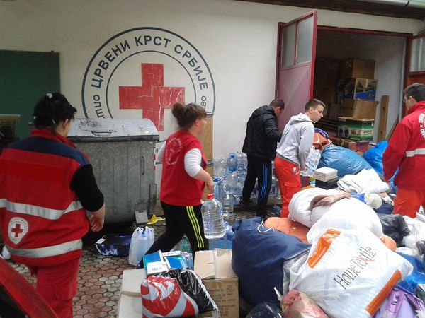 Humanitarna pomoć se organizovano prikuplja u prostorijama Crvenog krsta…