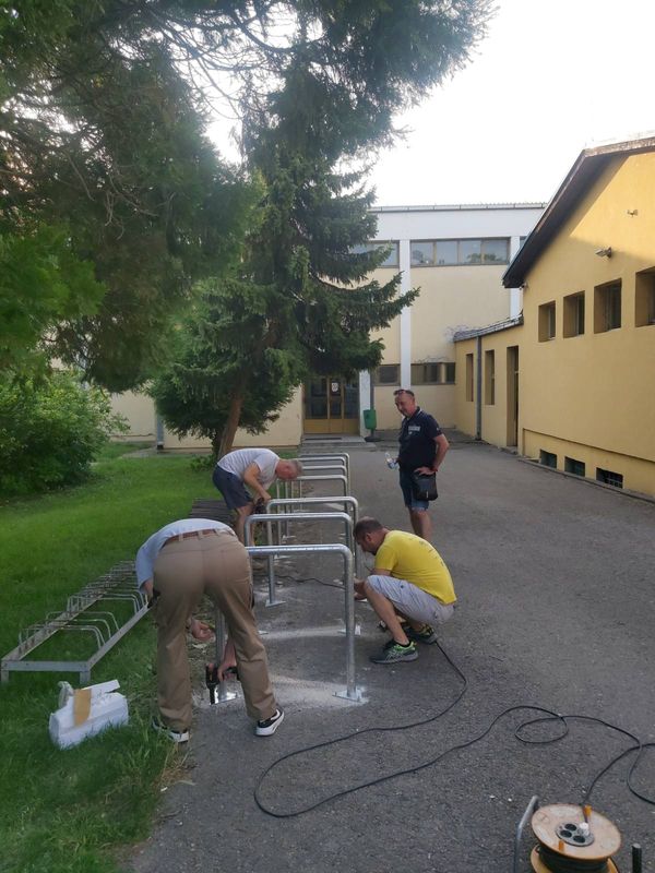 🚲 Novi stalci za bicikle u Poljoprivrednoj školi u Pančevu! 🌱 U okviru…