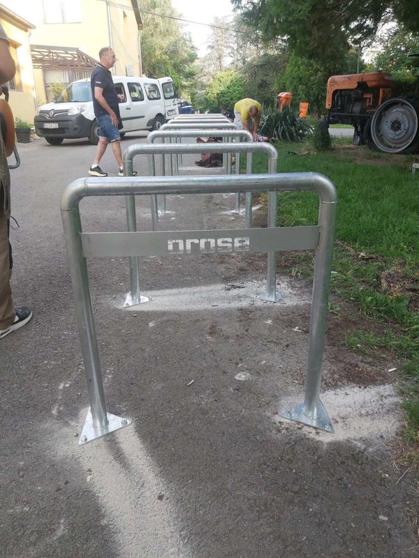 🚲 Novi stalci za bicikle u Poljoprivrednoj školi u Pančevu! 🌱 U okviru…