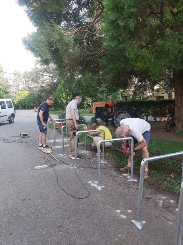 🚲 Novi stalci za bicikle u Poljoprivrednoj školi u Pančevu! 🌱 U okviru…