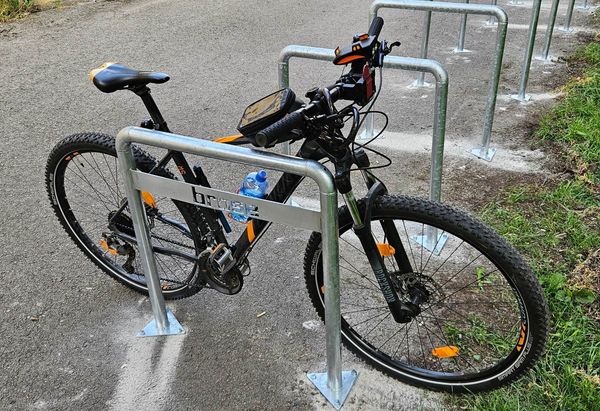 🚲 Novi stalci za bicikle u Poljoprivrednoj školi u Pančevu! 🌱 U okviru…