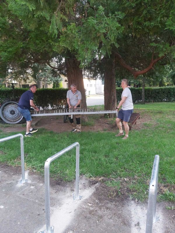 🚲 Novi stalci za bicikle u Poljoprivrednoj školi u Pančevu! 🌱 U okviru…