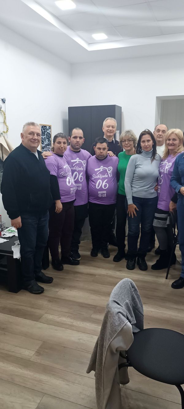 Poslednji sastanak ove godine proveli smo u ,,Zvucima srca" podelivši majice…