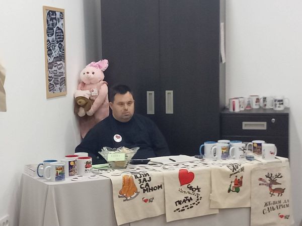 Poslednji sastanak ove godine proveli smo u ,,Zvucima srca" podelivši majice…