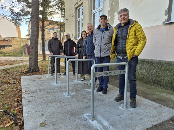 Postavljeni su stalci za bicikle u OŠ ,,Đura Jakšić" u Pančevu
