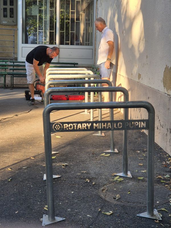 Prvog dana nove Rotari godine, u okviru naših akcija, postavili smo stalke za…
