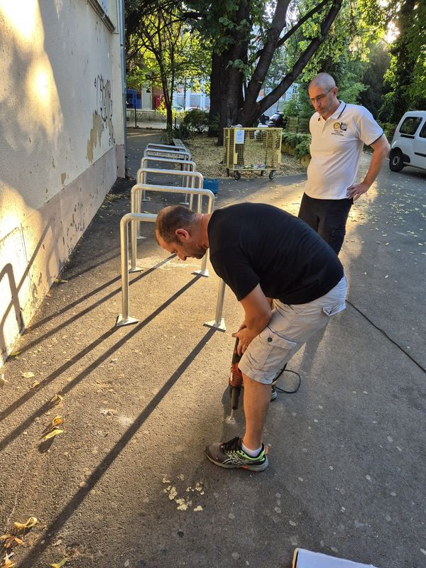 Prvog dana nove Rotari godine, u okviru naših akcija, postavili smo stalke za…