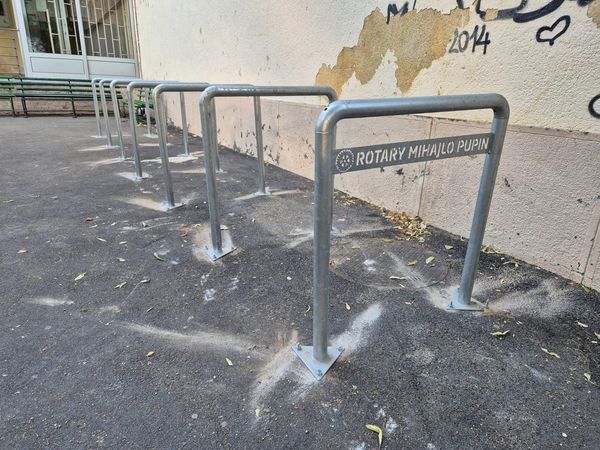Prvog dana nove Rotari godine, u okviru naših akcija, postavili smo stalke za…