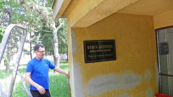 sitne popravke na fasadi su napravljene dan ranije (da bi stiglo da se osuši)